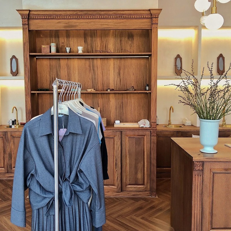 Clothing shop checkout page Me - Office Furniture Buyers recension och pris